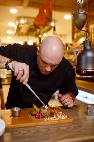 Chef in giacca uniforme nera — Foto Stock