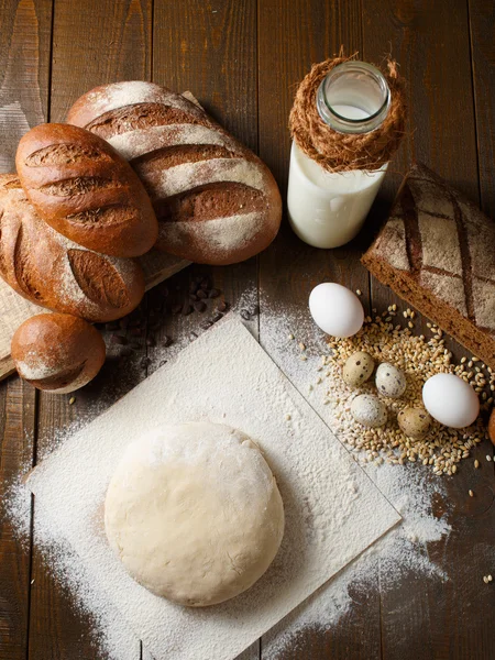 Свежее тесто в муке с ржаным хлебом — стоковое фото