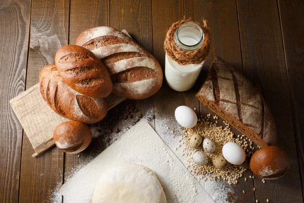 Massa fresca em farinha com pão de centeio — Fotografia de Stock