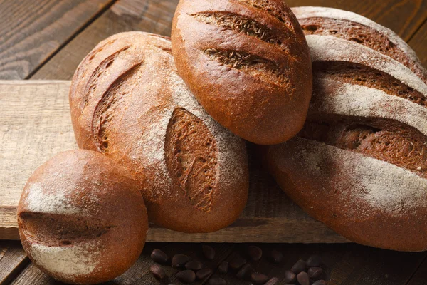 Frischer Teig in Mehl mit Roggenbrot — Stockfoto