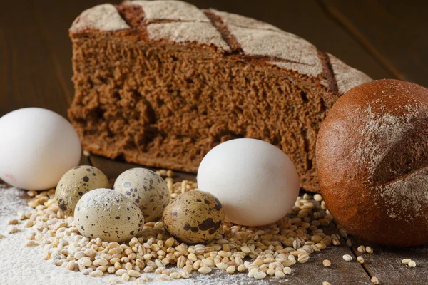 Свежее тесто в муке с ржаным хлебом — стоковое фото