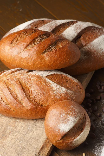 Frischer Teig in Mehl mit Roggenbrot — Stockfoto