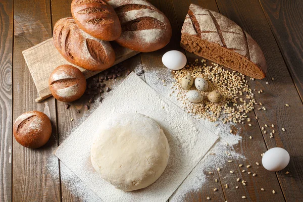 Massa fresca em farinha com pão de centeio — Fotografia de Stock