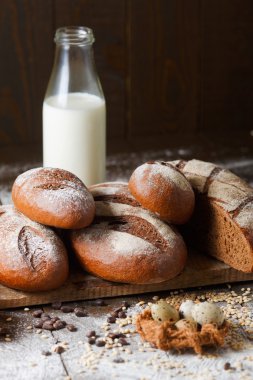 Çavdar ekmeği süt ahşap bir zemin üzerine çeşitli