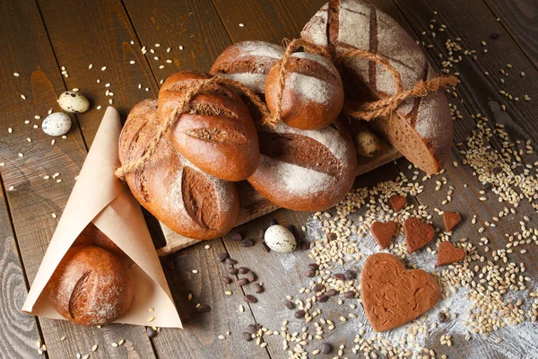 Odrůda žitného chleba na dřevěné pozadí — Stock fotografie
