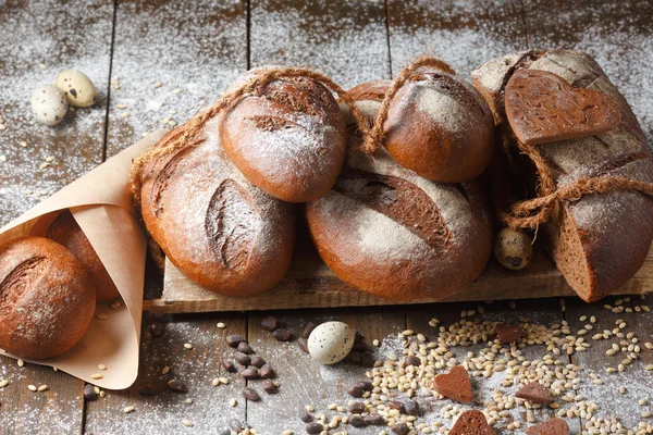 Разнообразие ржаного хлеба на деревянном фоне — стоковое фото