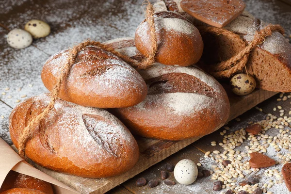 Variedade de pão de centeio em um fundo de madeira — Fotografia de Stock