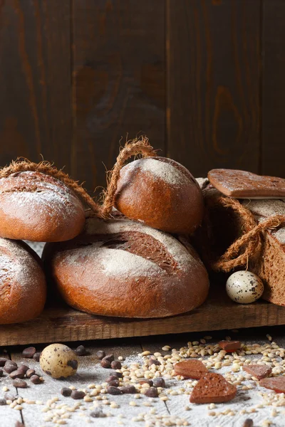 Mängd rågbröd på trä bakgrund — Stockfoto