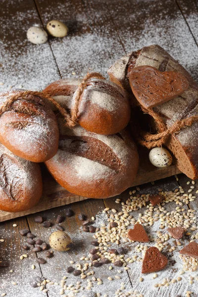 Odmiany chleba żytniego na tle drewniane — Zdjęcie stockowe