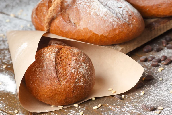 Mängd rågbröd på trä bakgrund — Stockfoto