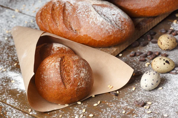 Variedade de pão de centeio em um fundo de madeira — Fotografia de Stock