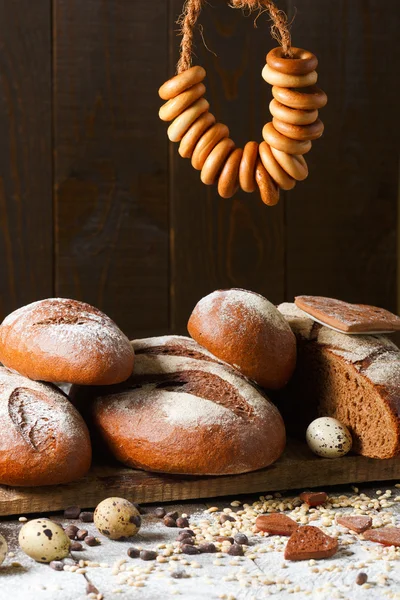 Odmiany chleba żytniego na drewniane tła z mlekiem — Zdjęcie stockowe