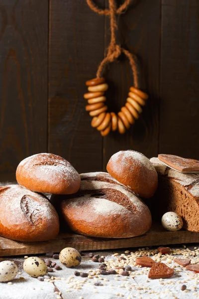 Разнообразие ржаного хлеба на деревянном фоне с молоком — стоковое фото