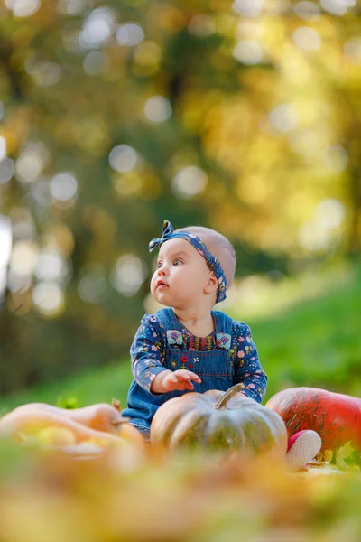 Liten flicka i jeans sundress — Stockfoto