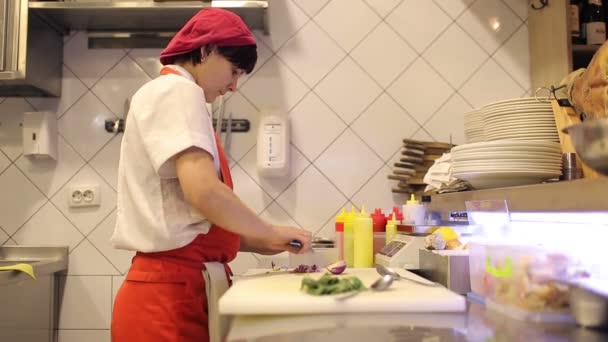 Köchin in Scheiben geschnitten frisches Gemüse und Dill — Stockvideo