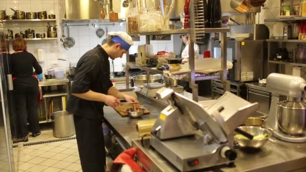 Kucharz mężczyzna, posiekane orzechy włoskie — Wideo stockowe