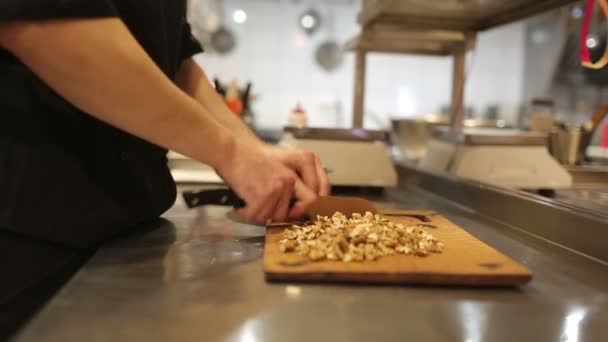 Cook man, chopped walnuts — Stock Video