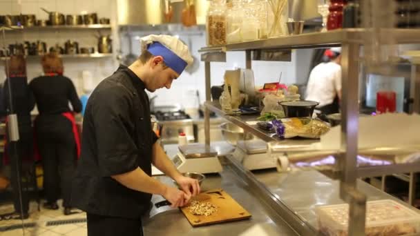 Cozinheiro, nozes picadas — Vídeo de Stock