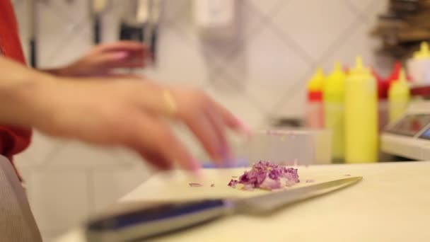 Női kezek chef vágott, friss zöldségek és kaporral — Stock videók