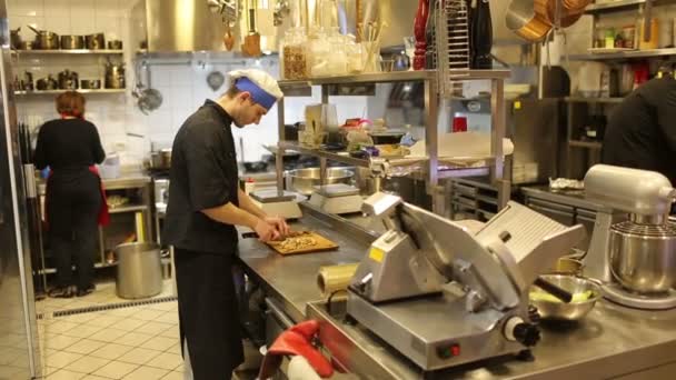 Cozinheiro, nozes picadas — Vídeo de Stock