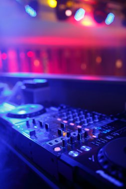 Hafif renkli projektör diskolar ile dj mikser