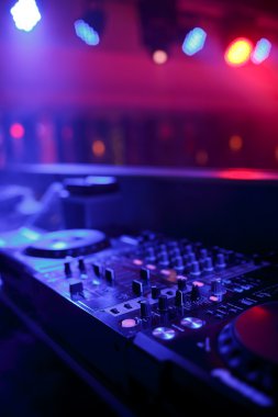 Hafif renkli projektör diskolar ile dj mikser