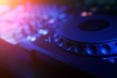 Hafif renkli projektör diskolar ile dj mikser