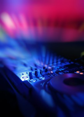 Hafif renkli projektör diskolar ile dj mikser