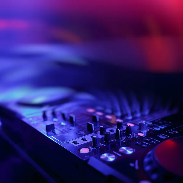 DJ mixer com luzes coloridas discotecas — Fotografia de Stock