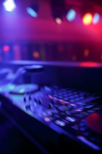 Miscelatore DJ con faretti di colore chiaro discoteche — Foto Stock