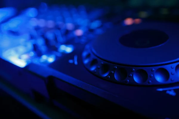 DJ mixer met licht gekleurde schijnwerpers disco 's — Stockfoto