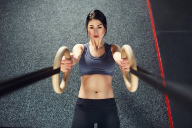 CrossFit egzersiz halkası üzerinde
