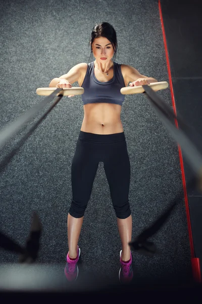 CrossFit egzersiz halkası üzerinde — Stok fotoğraf
