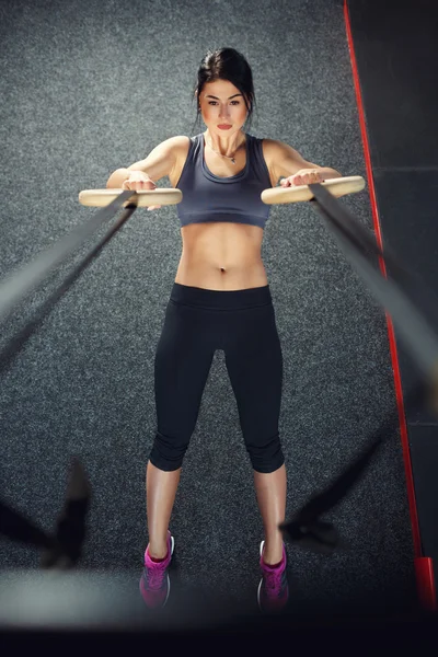 การออกกําลังกาย Crossfit บนแหวน — ภาพถ่ายสต็อก