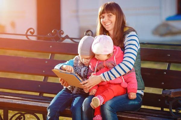 Glückliche dreiköpfige Familie — Stockfoto