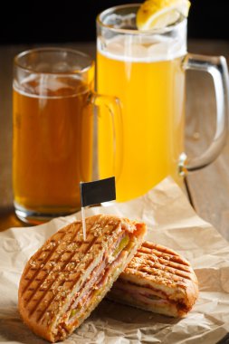 Jambon ile bir burger