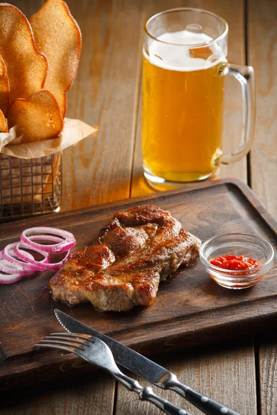 Bife delicioso com molho de pimenta e anéis de cebola picados — Fotografia de Stock