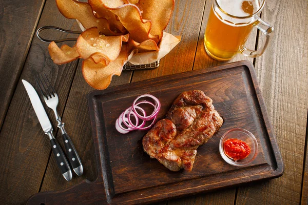 Ízletes steak, a chili szósz és apróra vágott hagymakarikákkal — Stock Fotó