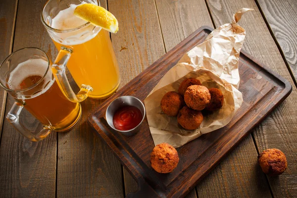 Käsebällchen mit würziger Sauce in Papier — Stockfoto