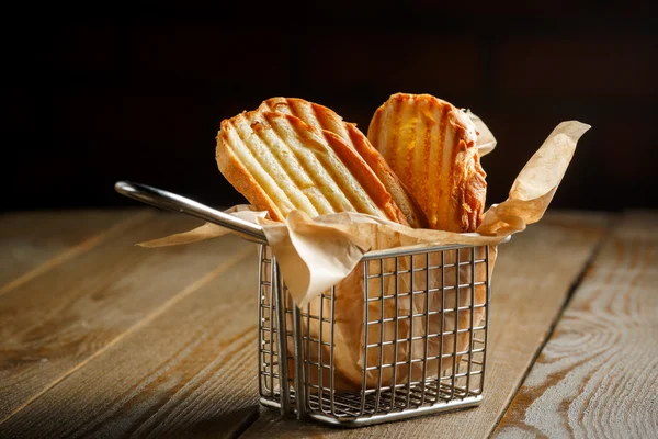 Tranches de pain grillées avec une croûte dorée — Photo