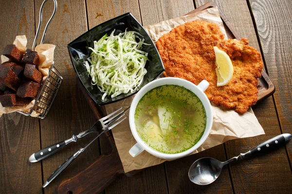 Caldo de galinha com ovo, carne frita em batte — Fotografia de Stock