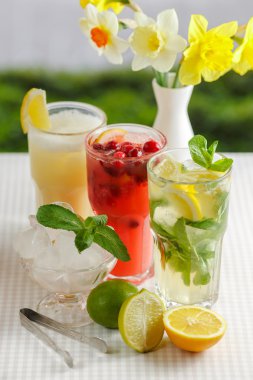 Üç bardak içki Mohito serinletici