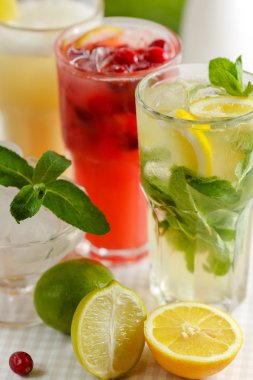 Üç bardak içki Mohito serinletici