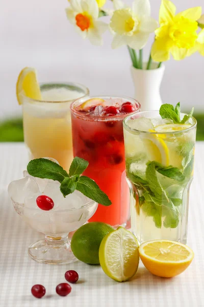 Tres vasos de bebida refrescante Mohito — Foto de Stock