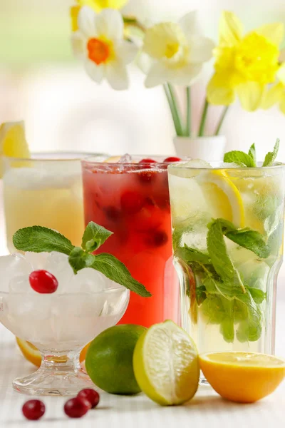 Tres vasos de bebida refrescante Mohito — Foto de Stock