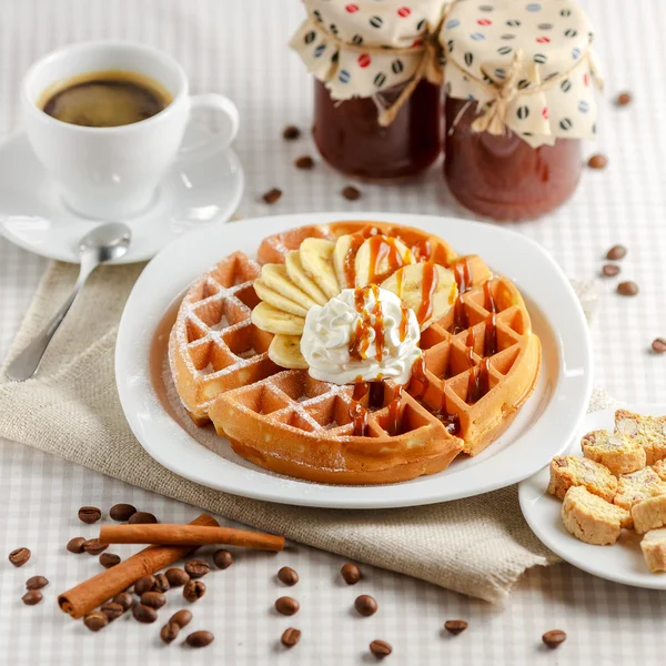 Waffles belgas com bananas e chantilly — Fotografia de Stock