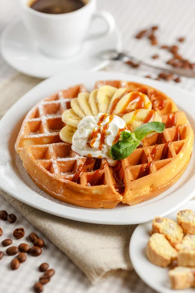 Muz ve krem şanti ile Belçika waffle — Stok fotoğraf