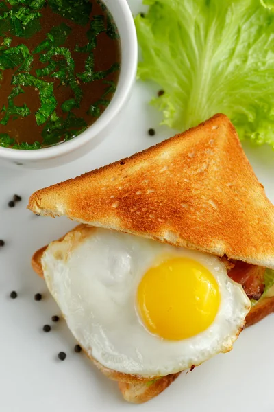 Kanapka z jajkiem i kubek zupy — Zdjęcie stockowe