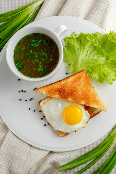 Kanapka z jajkiem i kubek zupy — Zdjęcie stockowe