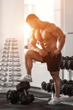 Acımasız vücut geliştirmeci dumbbells ile egzersiz için hazırlanıyor